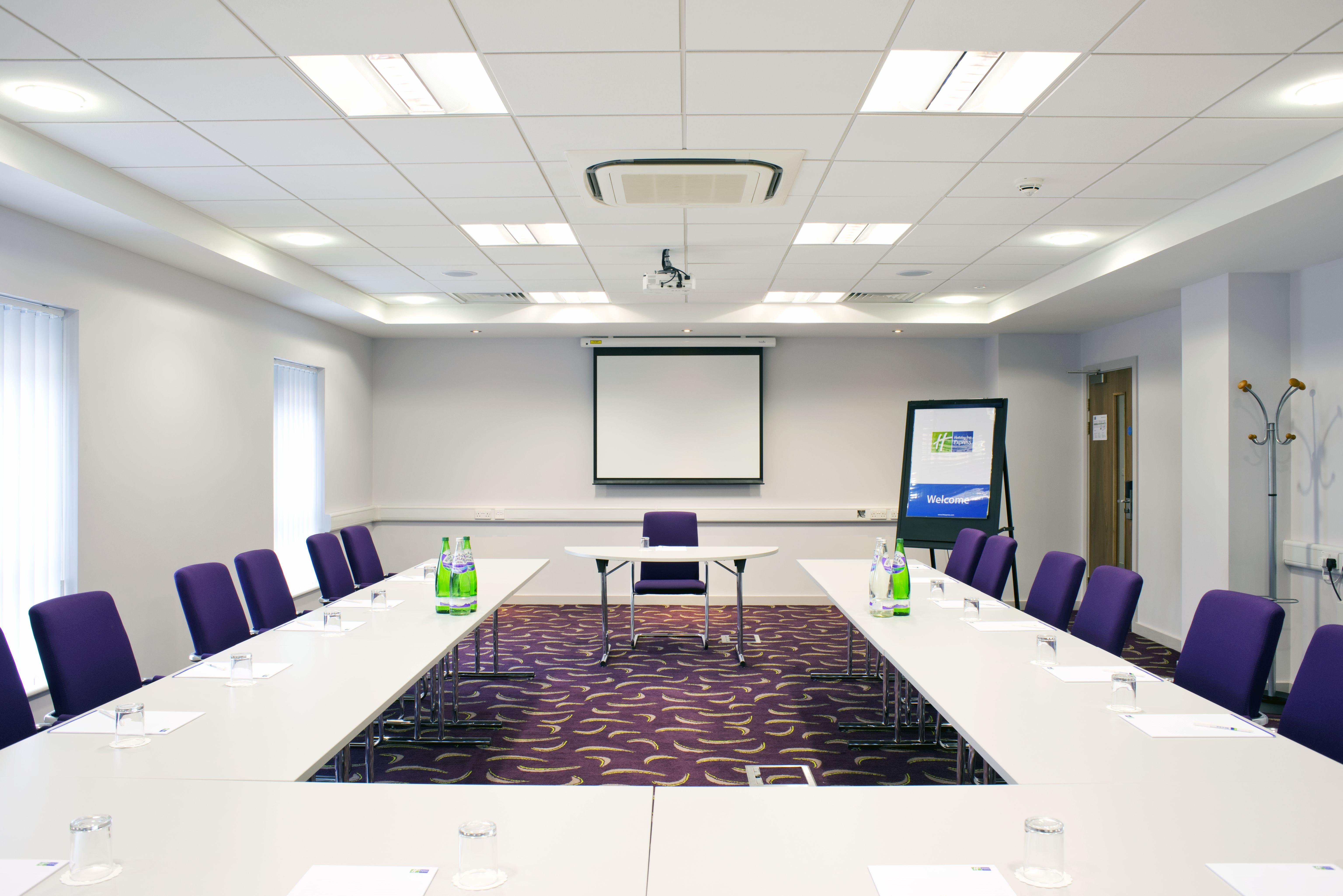 Holiday Inn Express Dunstable, An Ihg Hotel Экстерьер фото
