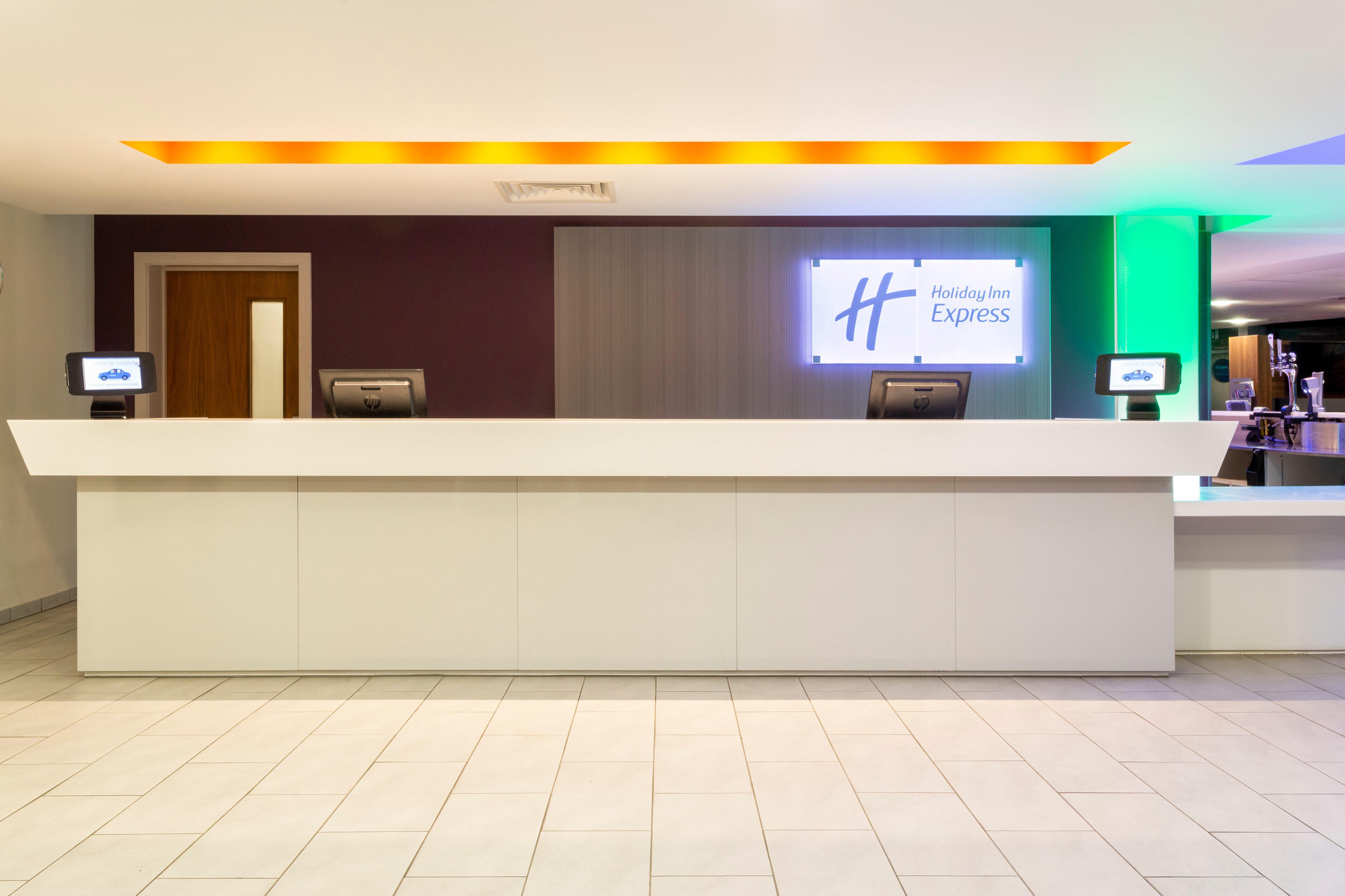 Holiday Inn Express Dunstable, An Ihg Hotel Экстерьер фото