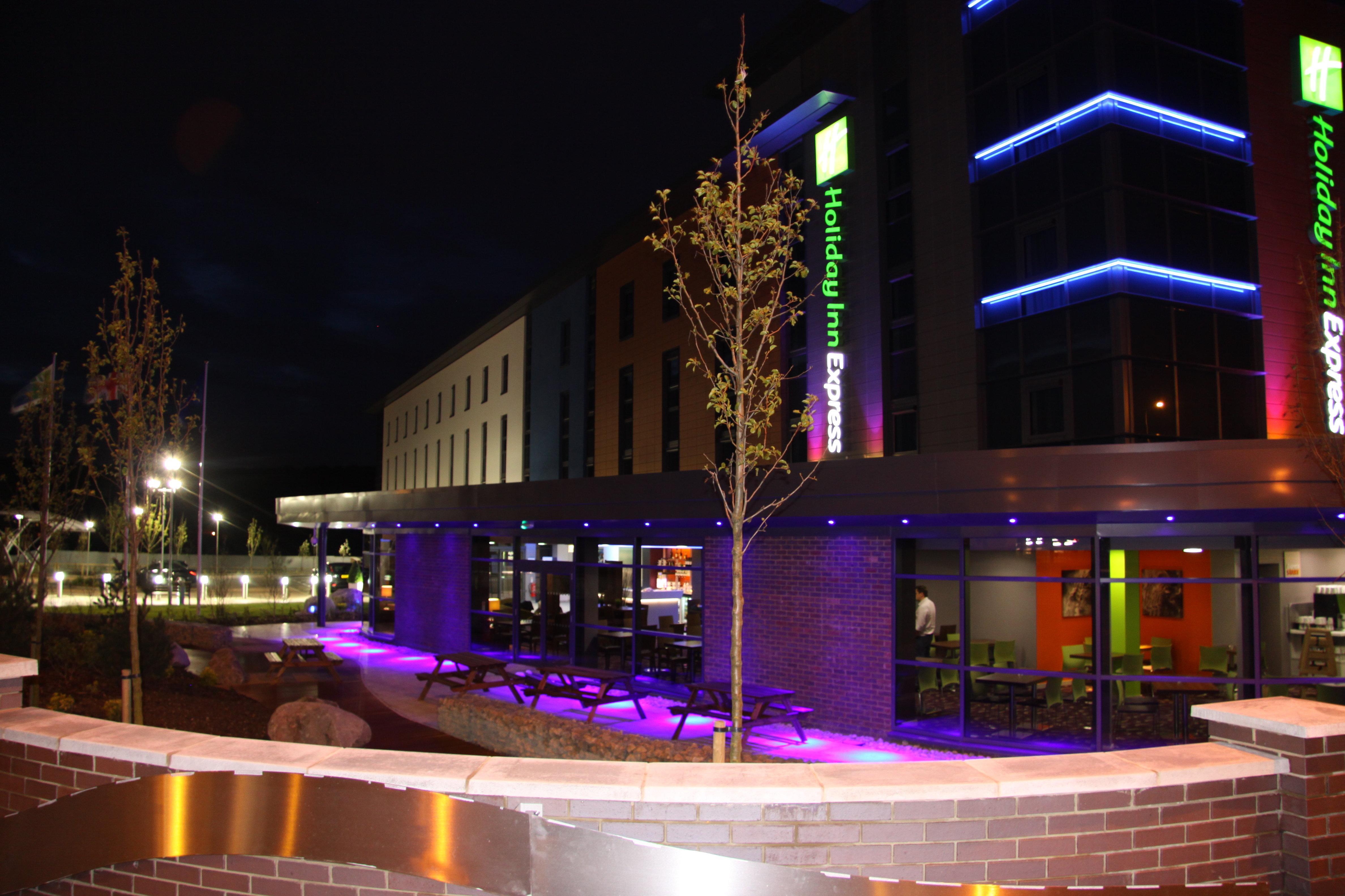 Holiday Inn Express Dunstable, An Ihg Hotel Экстерьер фото